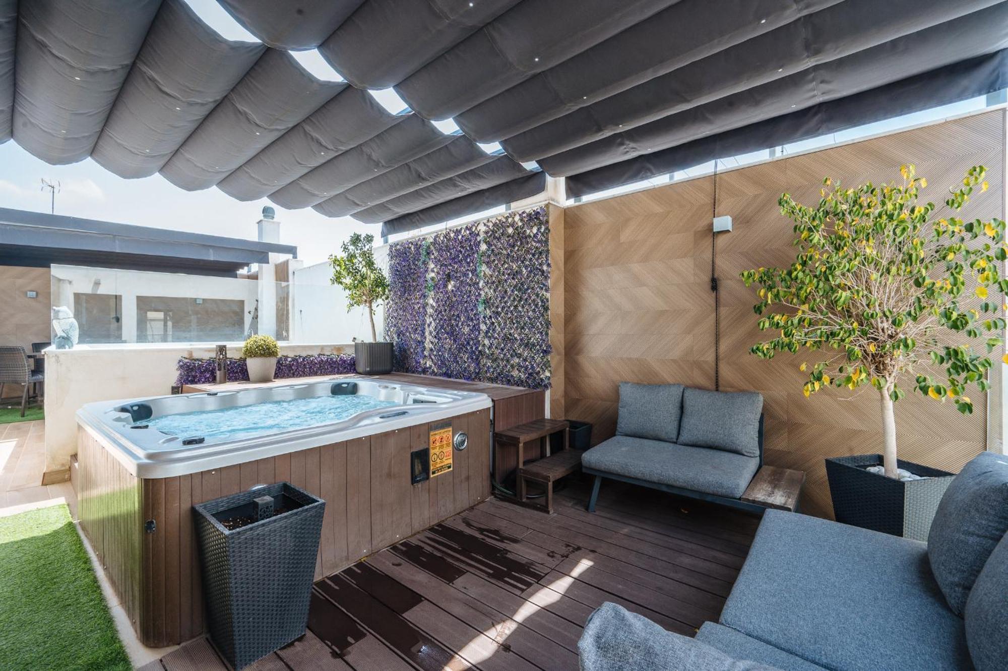 Elegant Duplex 3 Master Bedrooms And Private Севиля Екстериор снимка