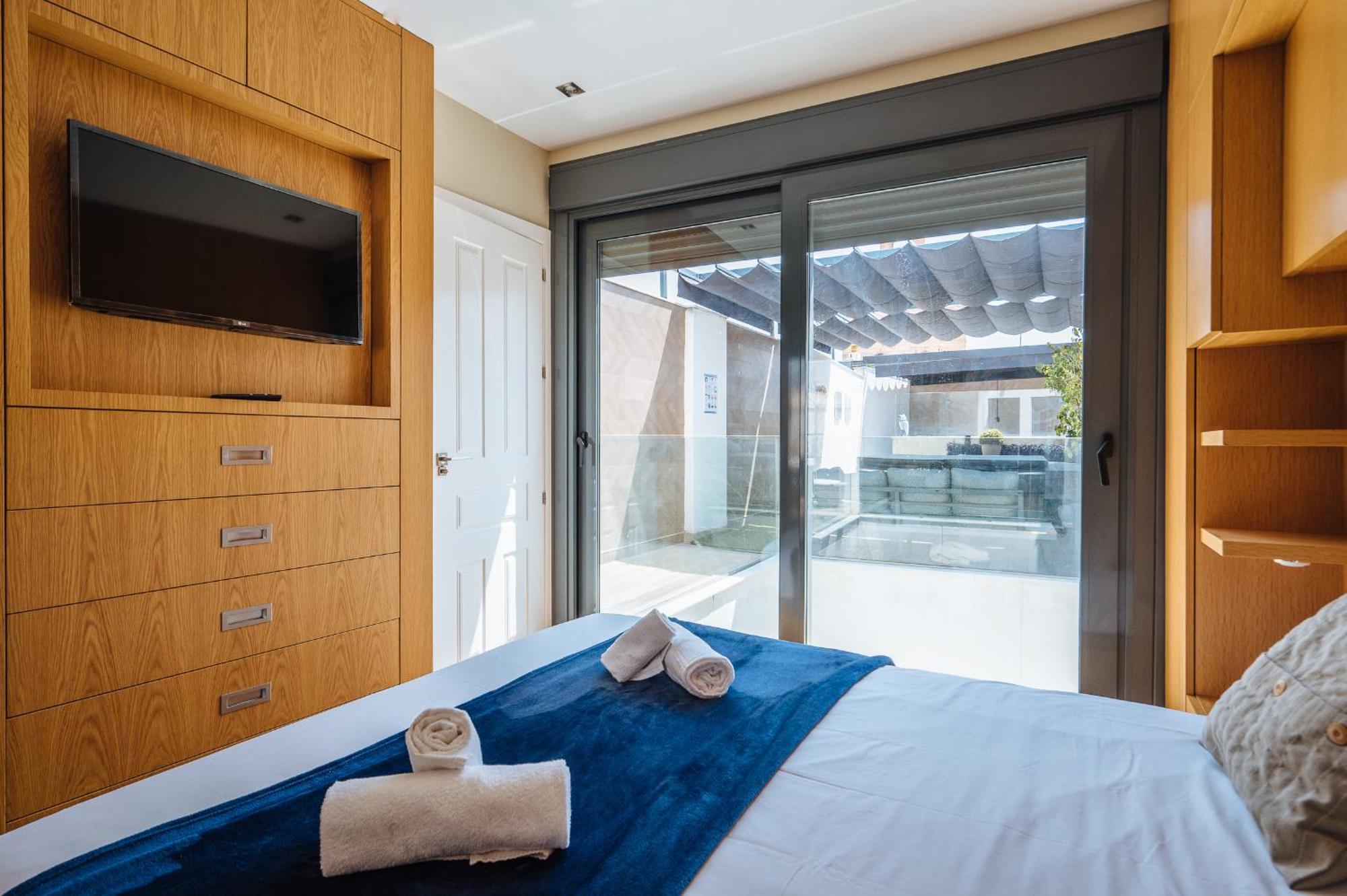 Elegant Duplex 3 Master Bedrooms And Private Севиля Екстериор снимка